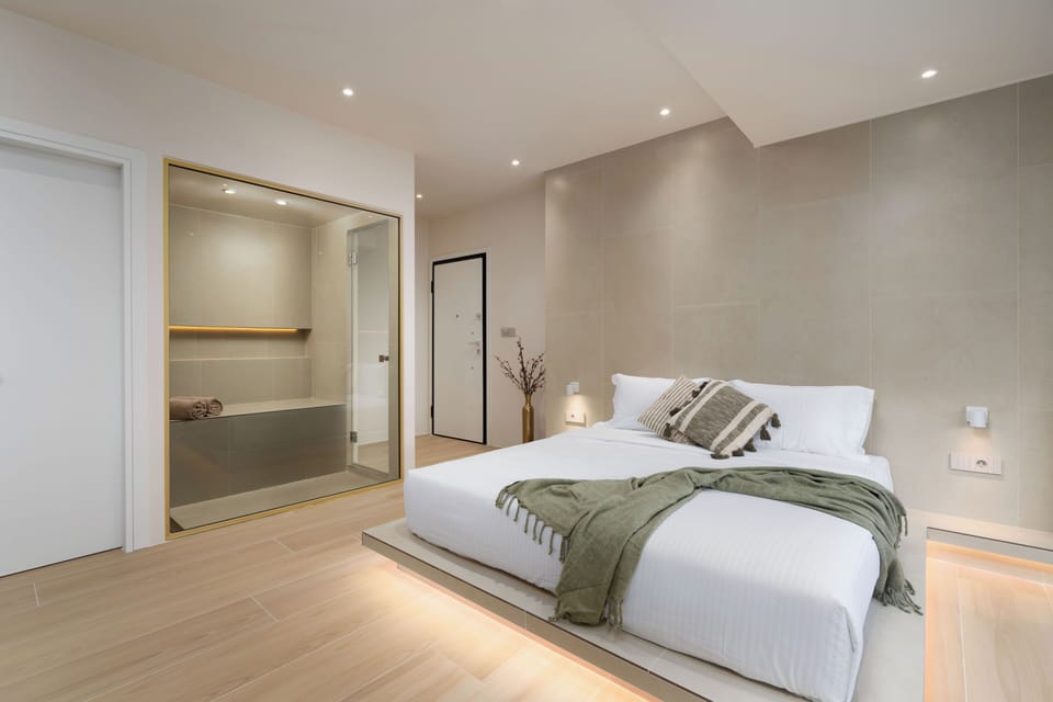 Ground Floor Suite with Private Steam Room and Private Yard | 1 bedroom, in-room safe, laptop workspace, soundproofing