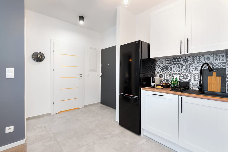 Full-size fridge, oven, stovetop, dishwasher