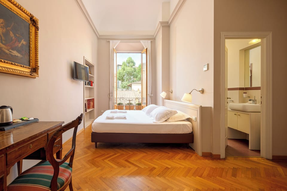 Comfort Double Room | In-room safe, desk, WiFi (free)