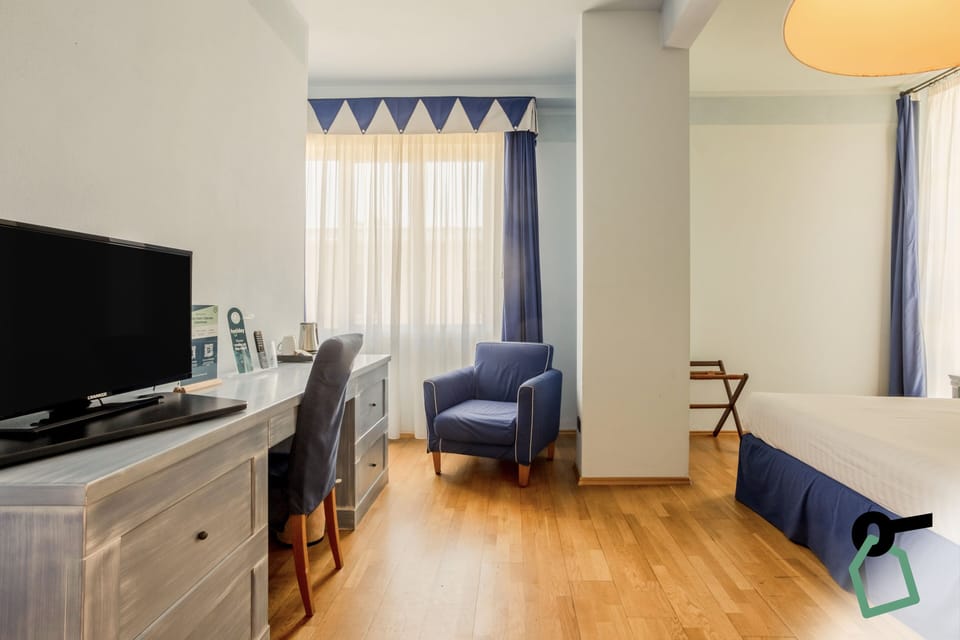 Double Room | In-room safe, desk, free WiFi, bed sheets