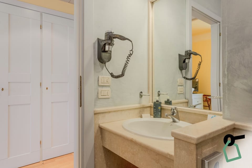 Double Room | Bathroom | Bathtub, free toiletries, hair dryer, towels
