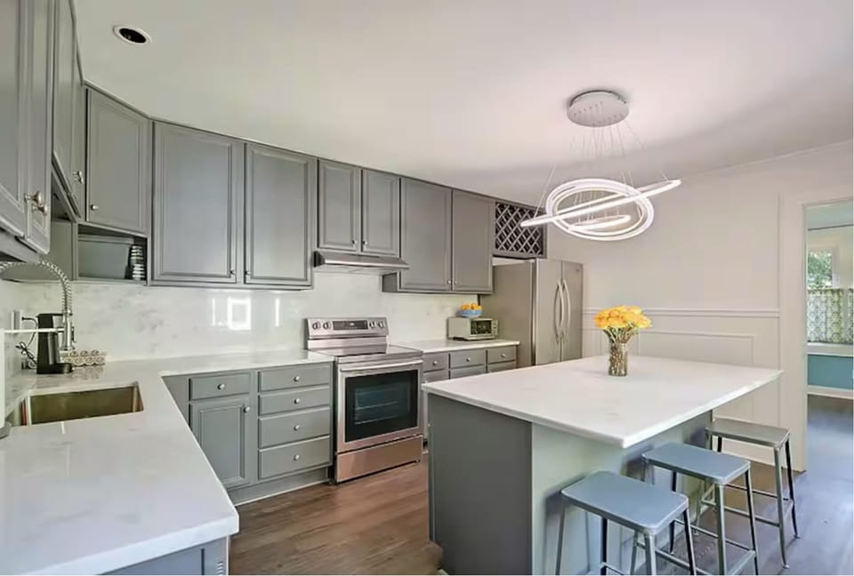 Fully functional kitchen, with new appliances!