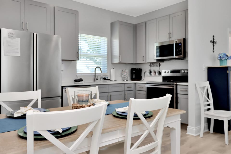 House, 2 Queen Beds (Sea La) | Private kitchen | Oven, toaster