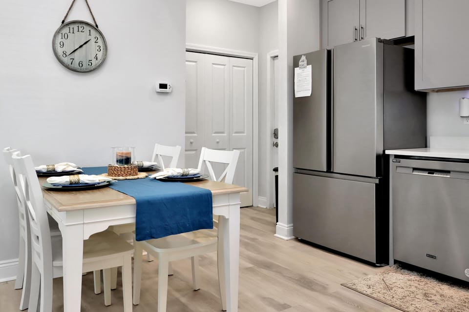 House, 2 Queen Beds (Sea La) | Dining