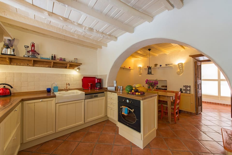 House | 5 bedrooms, desk, Internet