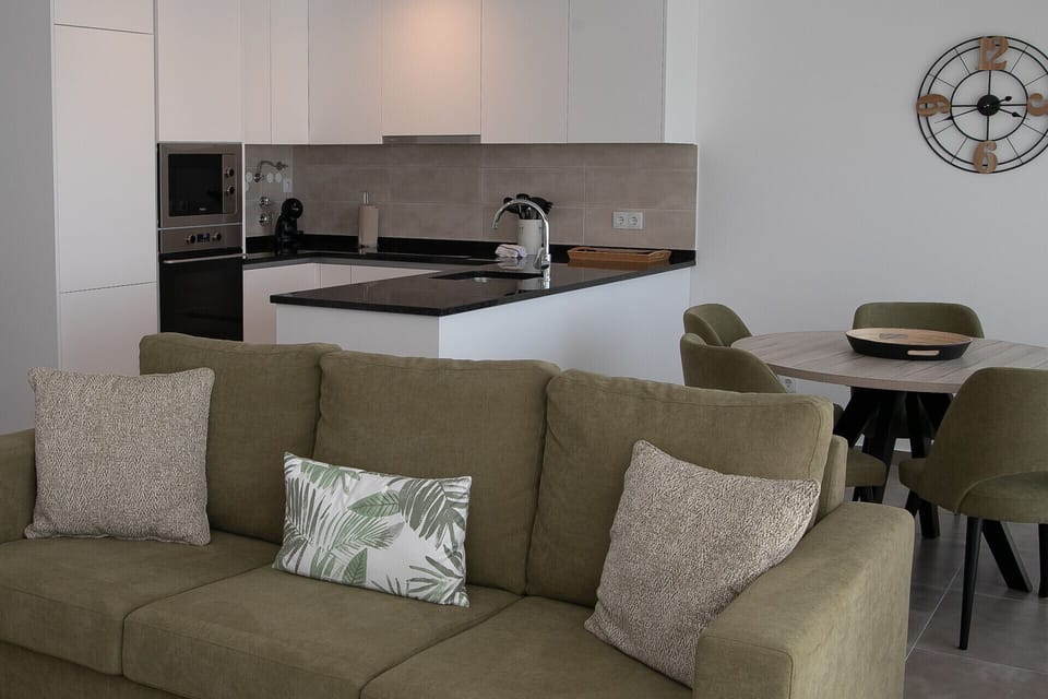 Flat on the Portuguese Silver Coast, 2 bedrooms, sea view, shared pool. Easy access to Nazaré beach. Ideal for a memorable holiday. SCH