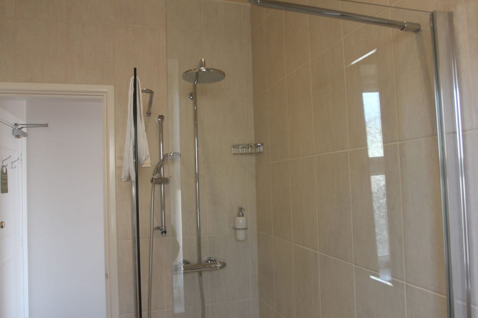 Luxury Double Room, Ensuite, Sea View | Bathroom