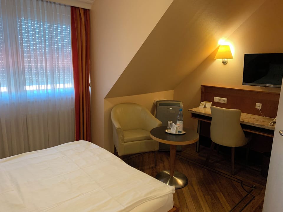 Basic Single Room | In-room safe, desk, laptop workspace, blackout drapes