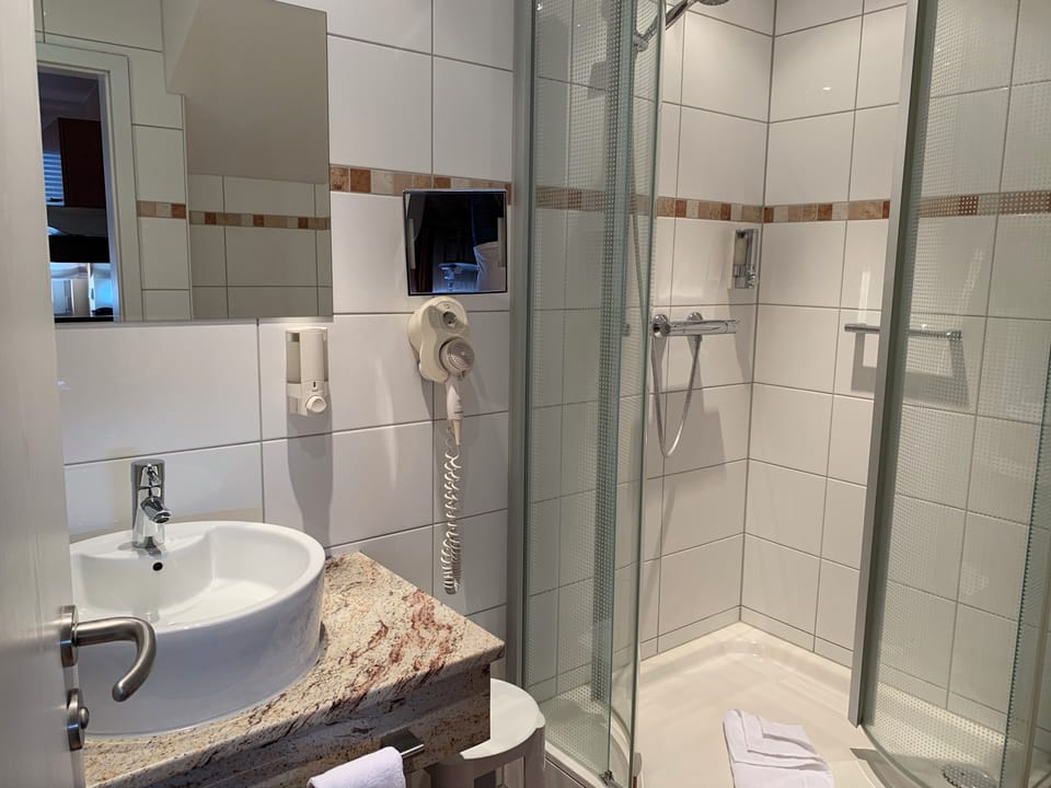 Basic Single Room | Bathroom | Shower, hair dryer, towels, soap