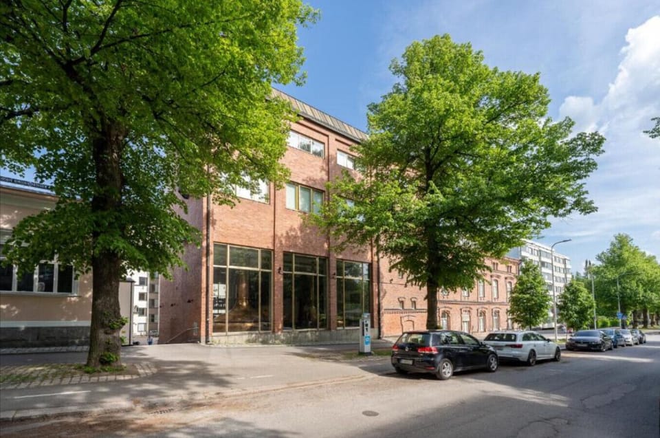 If you are arriving by car, convenient street parking is available right outside the property. Enjoy a quiet, leafy neighborhood environment while still being incredibly close to all downtown services.