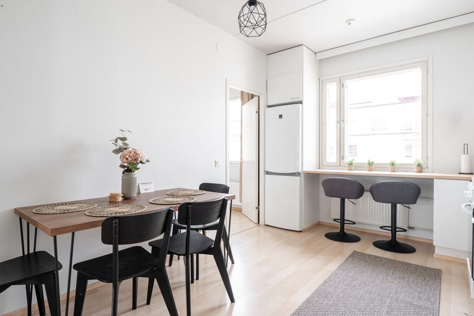 The integrated breakfast bar provides a convenient spot for quick meals or a dedicated workspace while keeping the cook company.