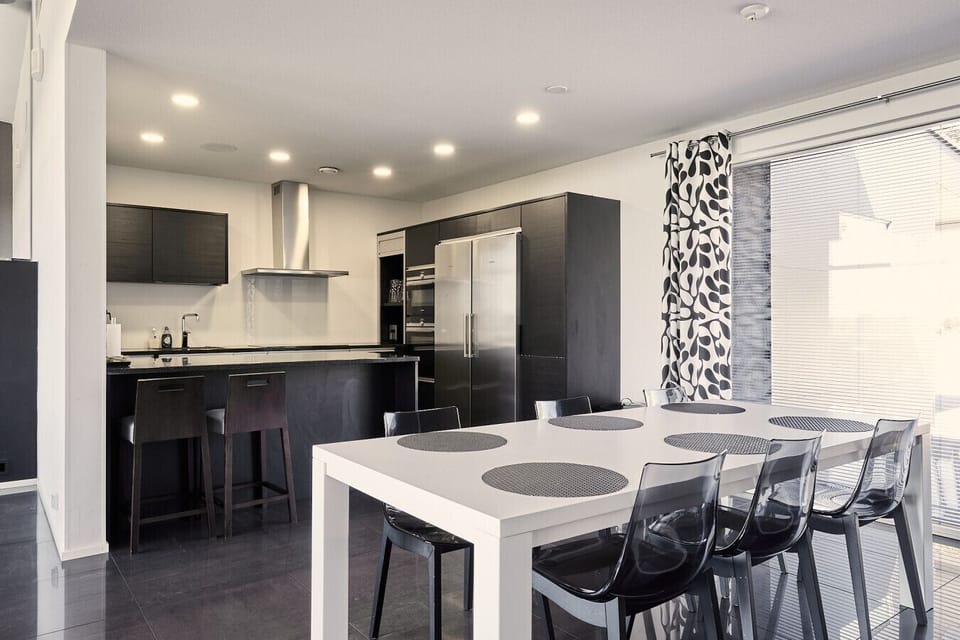 Modern open-plan kitchen and dining area, perfect for entertaining.