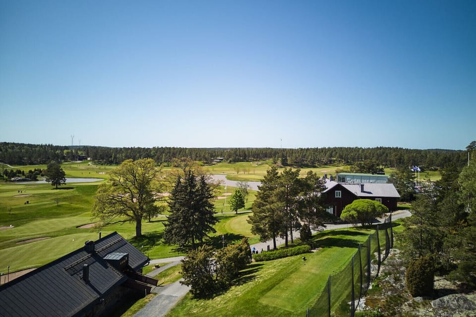 Prime location overlooking the green fairways—a golfer`s dream retreat.
