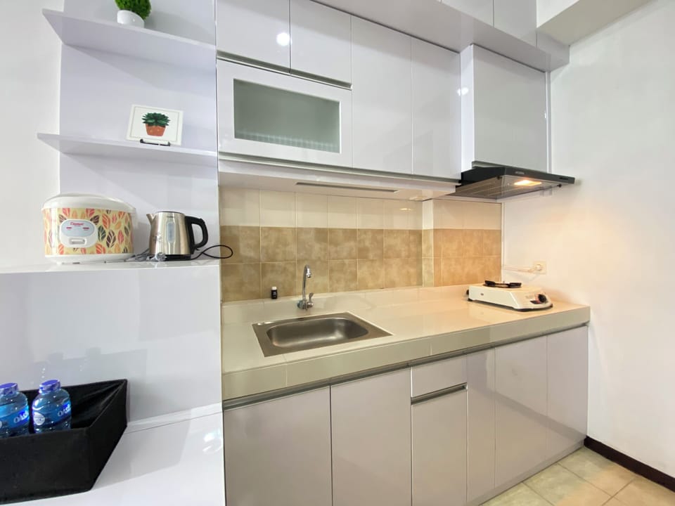 Standard Apartment | Private kitchen | Cookware/dishes/utensils