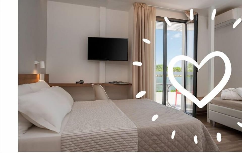Comfort Triple Room | In-room safe, desk, laptop workspace, soundproofing