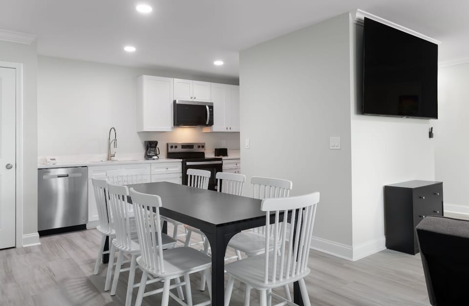Condo, 2 Bedrooms, City View | In-room dining