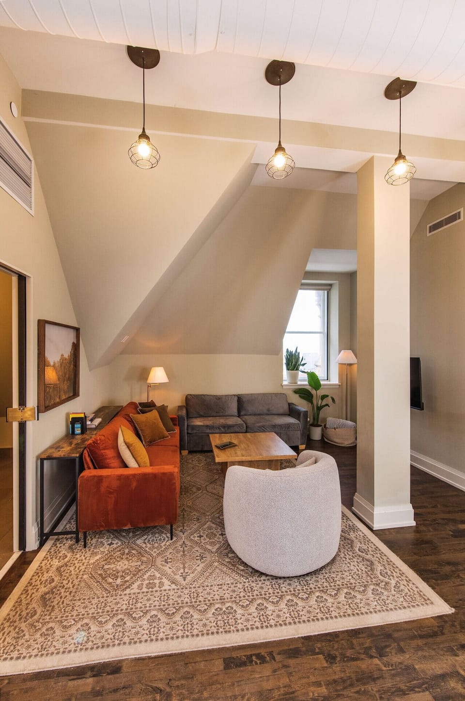 A spacious, light-filled layout that adapts to your group, featuring a premium Queen size sofa bed for seamless hosting and relaxation