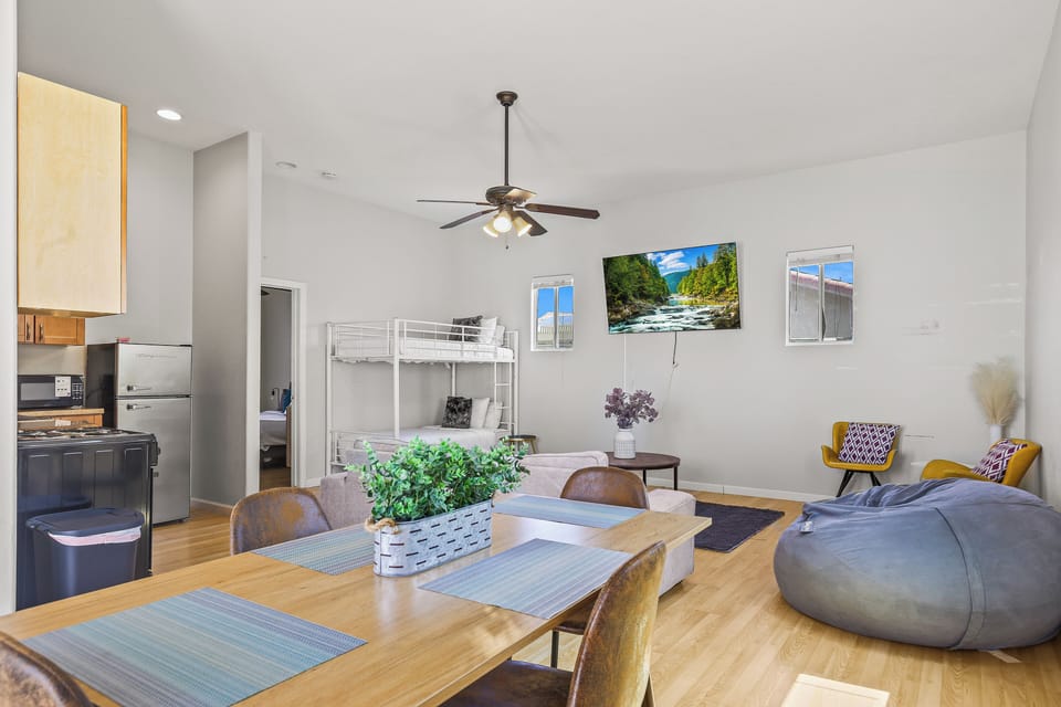 Deluxe Apartment | Dining room