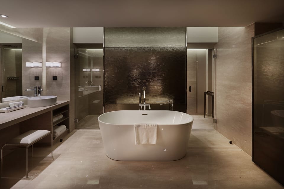 Wonderful Room (Balcony) | Bathroom | Separate tub and shower, deep soaking tub, free toiletries, hair dryer