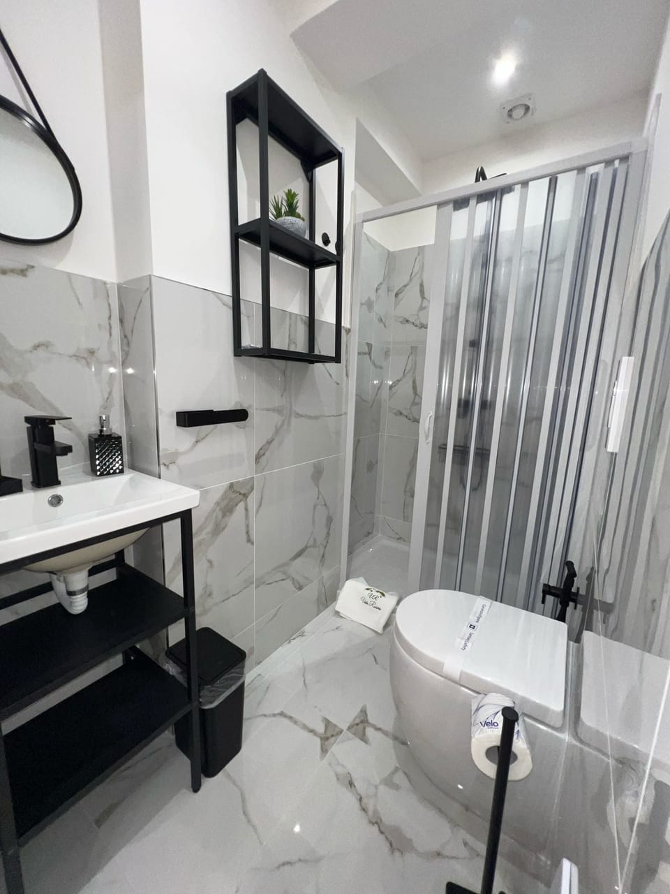Superior Room, Balcony, City View | Bathroom | Shower, free toiletries, hair dryer, towels
