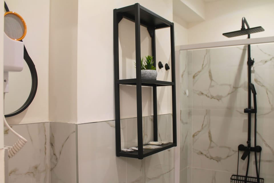 Shower, free toiletries, hair dryer, towels
