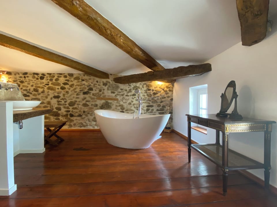 Suit "Thompson" | Bathroom | Free toiletries, hair dryer, towels, soap