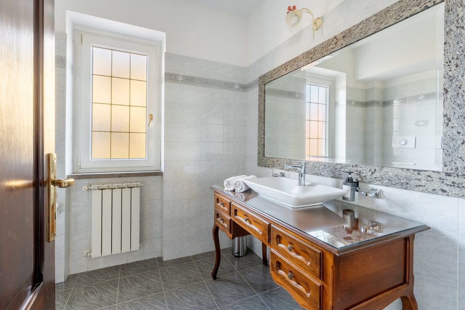 Comfort Double Room, Pool View | Bathroom | Hair dryer, towels, soap, shampoo