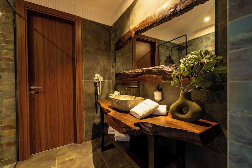 SUITE MASTER 2 (GREEN) | Bathroom | Hair dryer, slippers, towels, soap