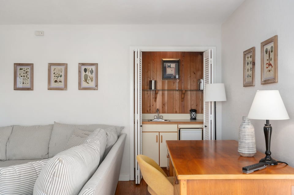 DK207: The Big Sea | TL Living Area - Deck Access