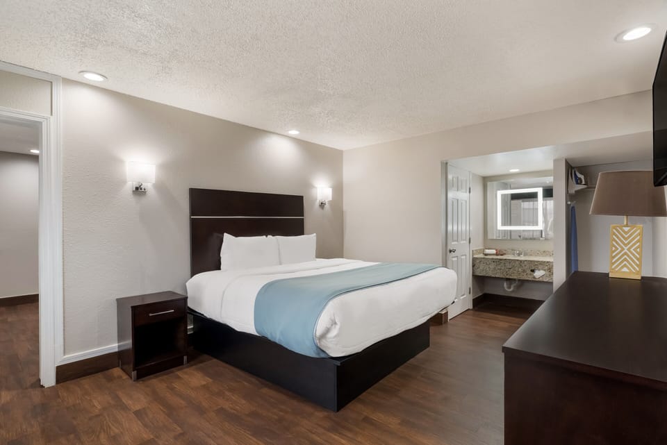 Comfort Single Room, 1 King Bed | Premium bedding, pillowtop beds, desk, laptop workspace