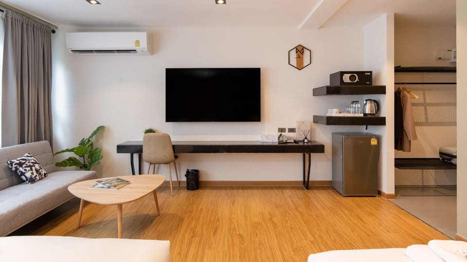 Family Room | Desk, free WiFi, bed sheets