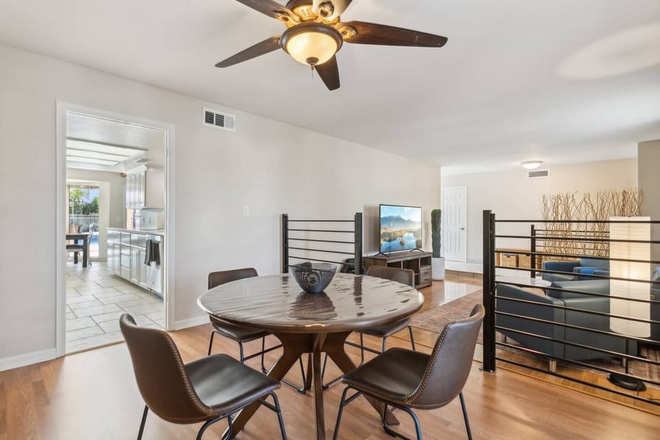 Front Room/Breakfast Nook