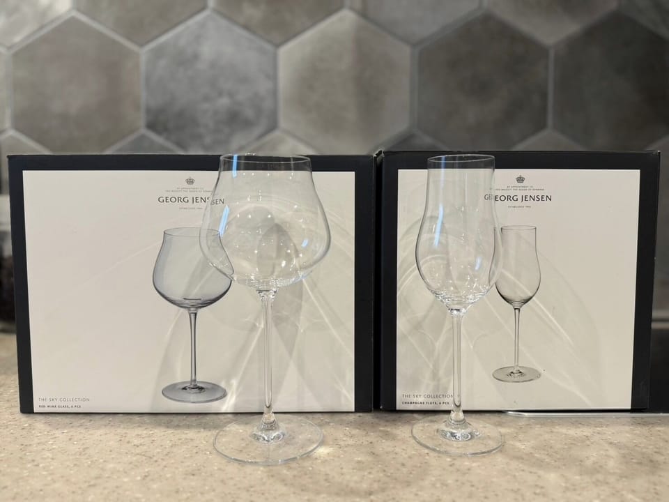 6 wine glasses, 6 champagne glasses