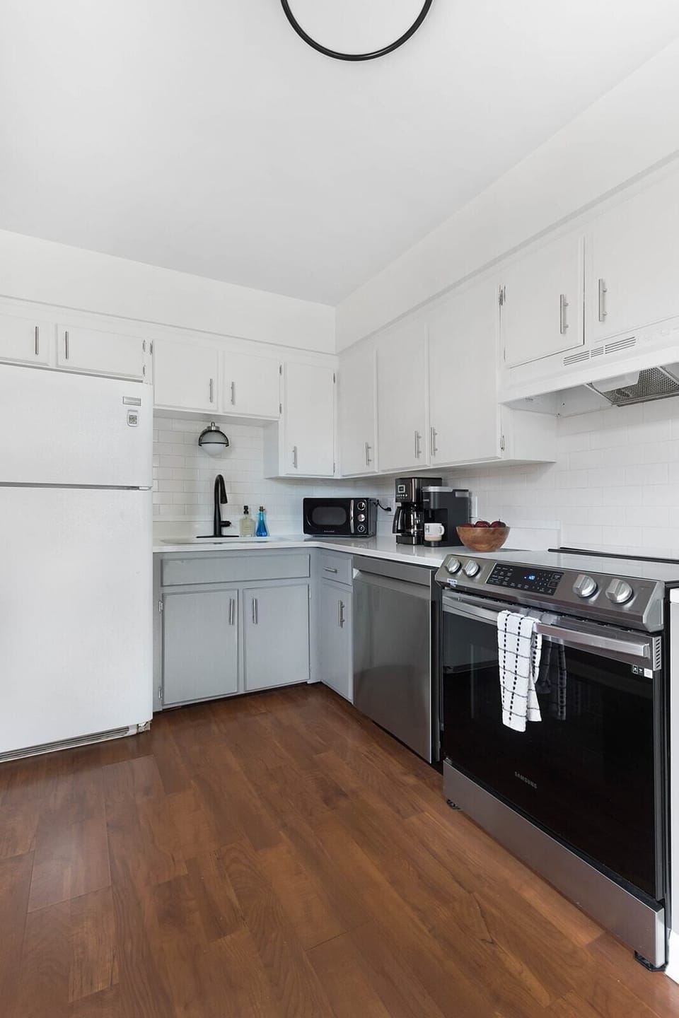 Well-Equipped Kitchen Perfect for Home-Cooked Meals