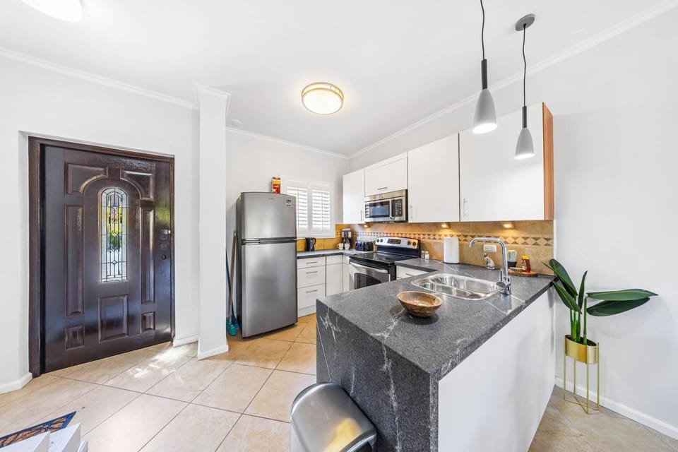 A fully equipped kitchenette, perfect for quick meals and convenient cooking.