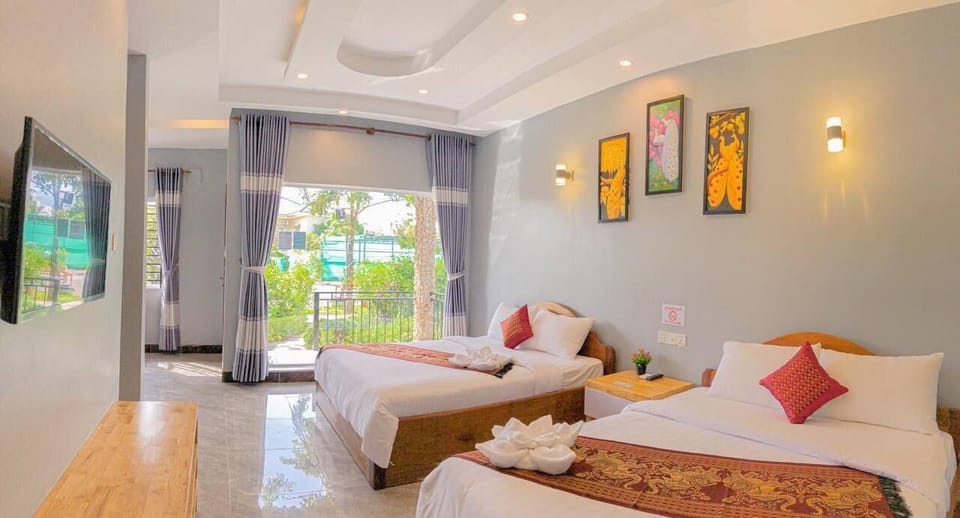 Minibar, desk, WiFi (free), bed sheets