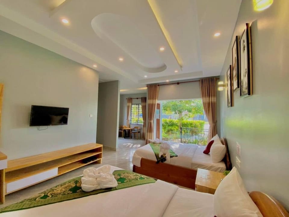 Minibar, desk, WiFi (free), bed sheets
