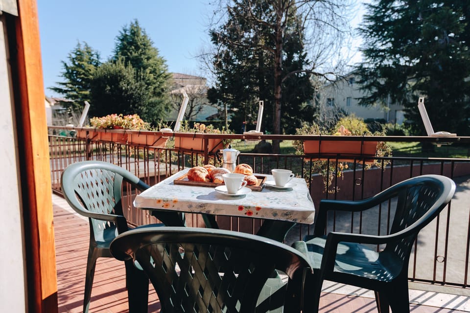 Private balcony ideal for enjoying breakfast or a glass of wine outdoors, surrounded by greenery and the tranquility of a residential area of Peschiera del Garda. Furnished with a table and chairs, it is the perfect place to relax in the sun and enjoy moments of peace during your vacation.