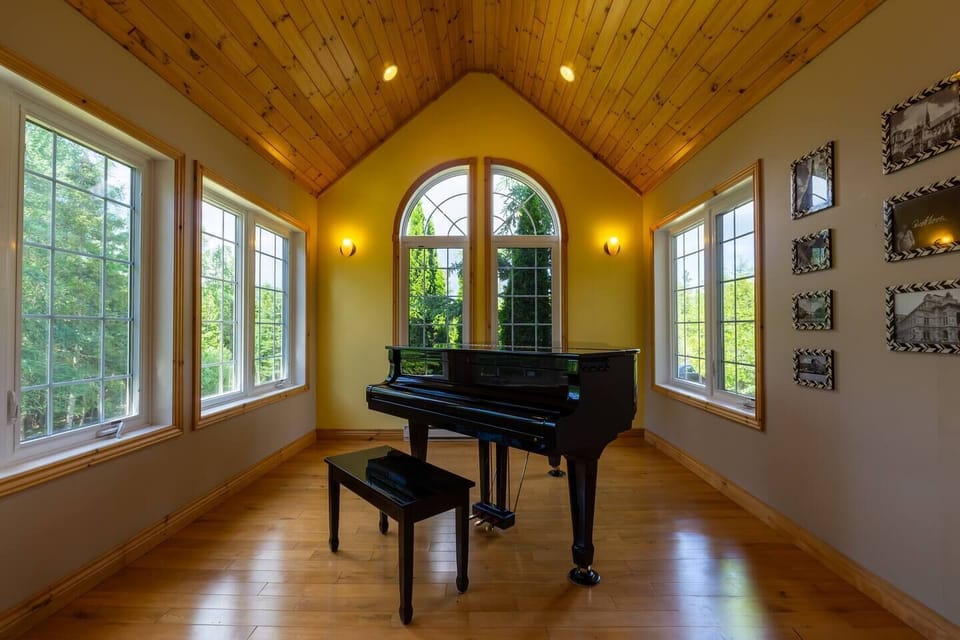 Let creativity flow in this peaceful space overlooking the forest—perfect for musicians and nature lovers alike.