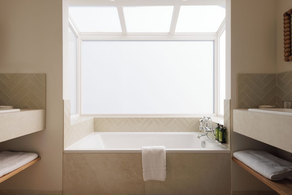 Superior Room with Balcony | Bathroom | Free toiletries, hair dryer, bathrobes, slippers