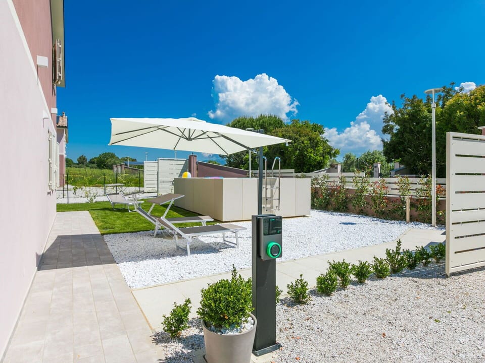 Garden, Landscaping, Shade, Yard, Estate, Walkway, Courtyard, Driveway, Villa, Outdoor Furniture