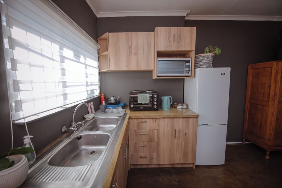 Elite Studio, Patio, Ground Floor | Private kitchen | Mini-fridge, microwave, cookware/dishes/utensils