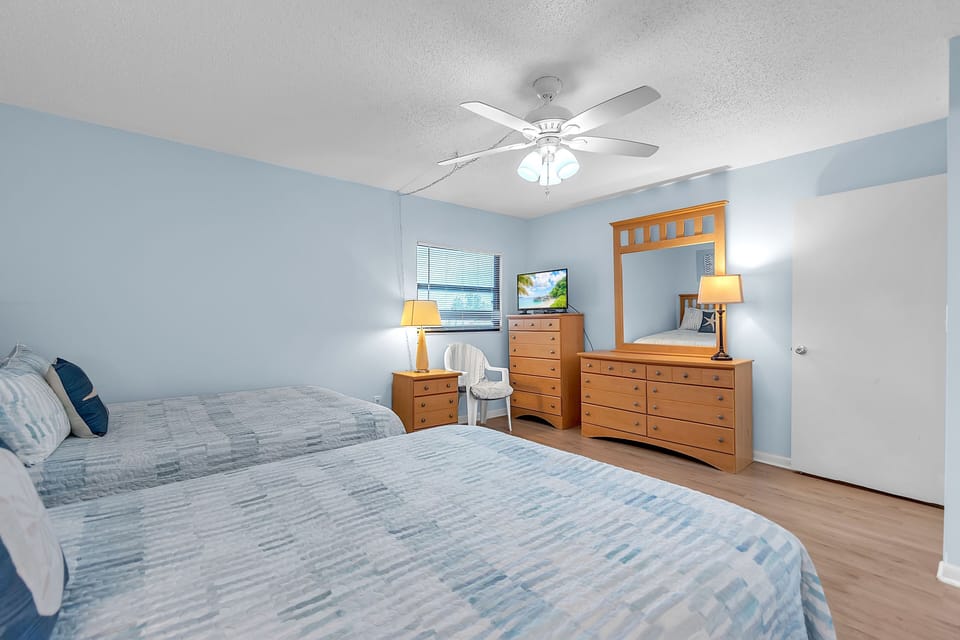 Bedroom with Queen and Full Bed
