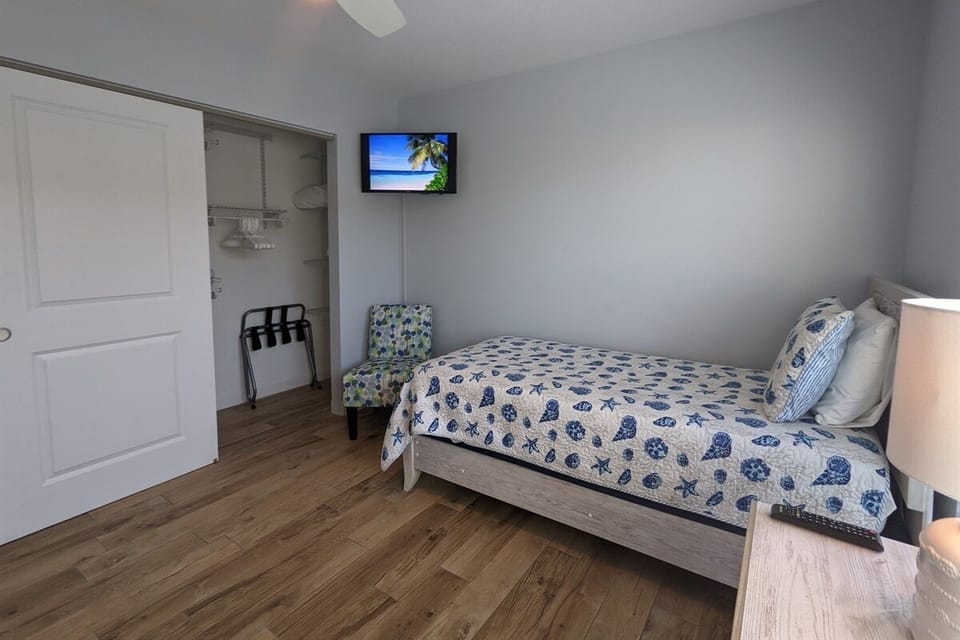 Guest Bedroom with 2 Twin Beds
