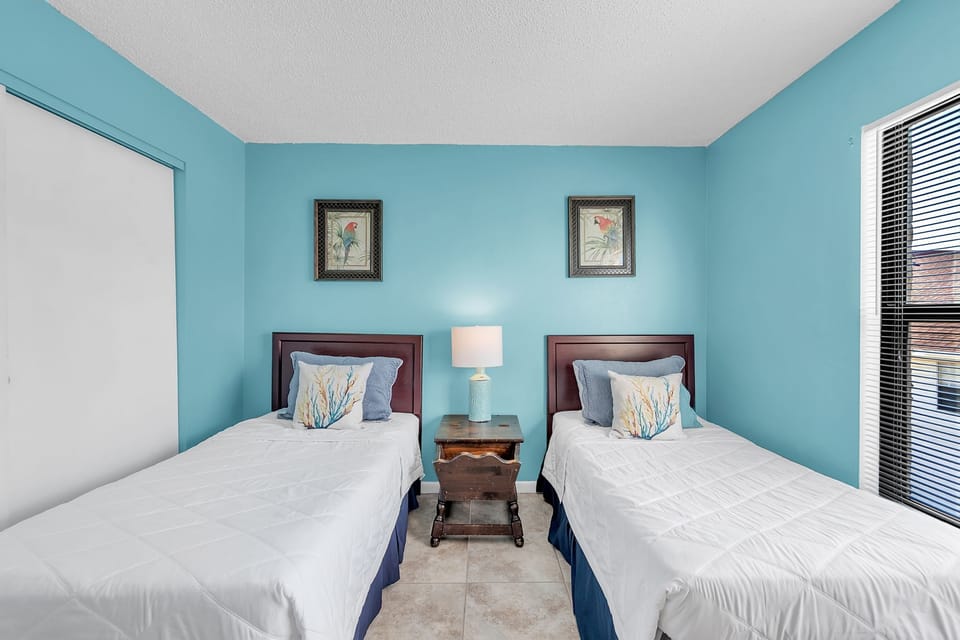 Guest Bedroom with 2 Twin Beds