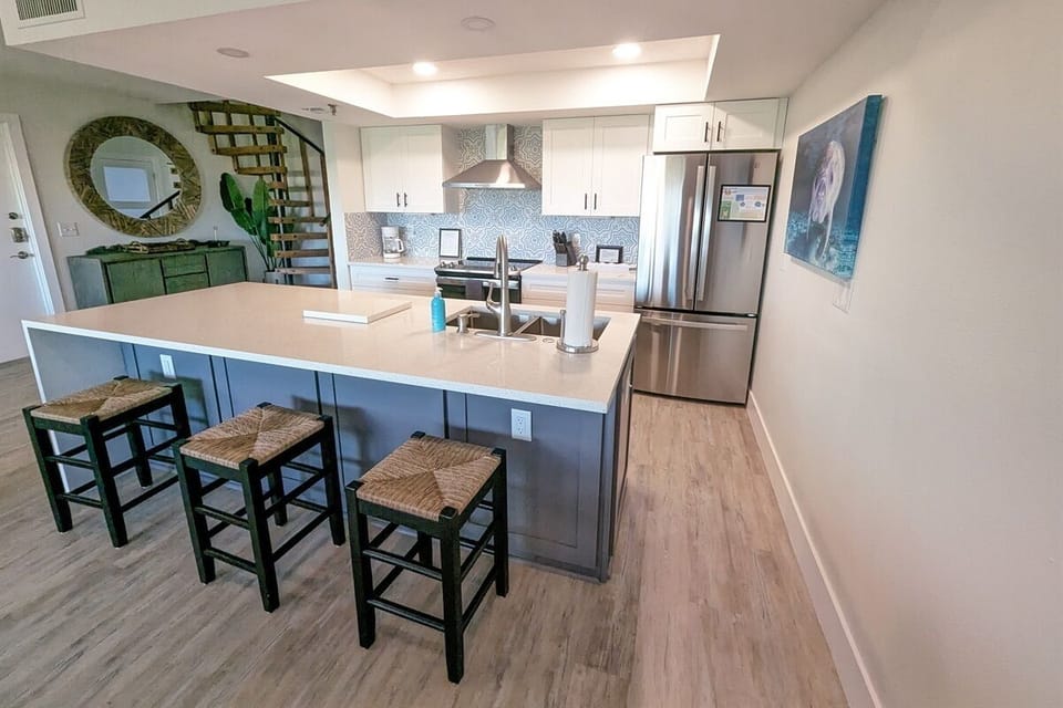 Kitchen with Island seating
