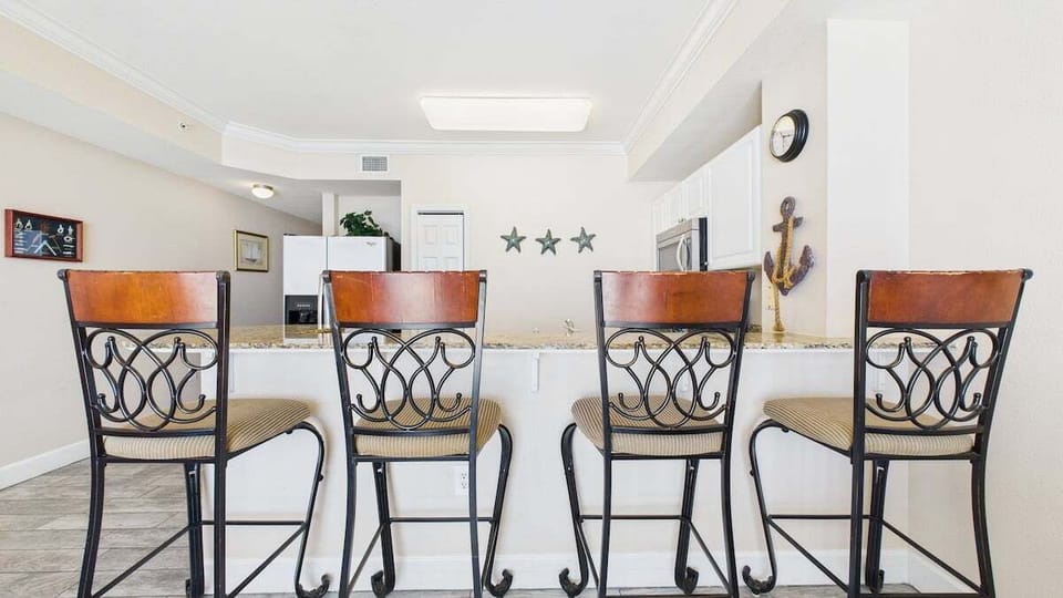 Full kitchen with breakfast bar and all the cooking essentials