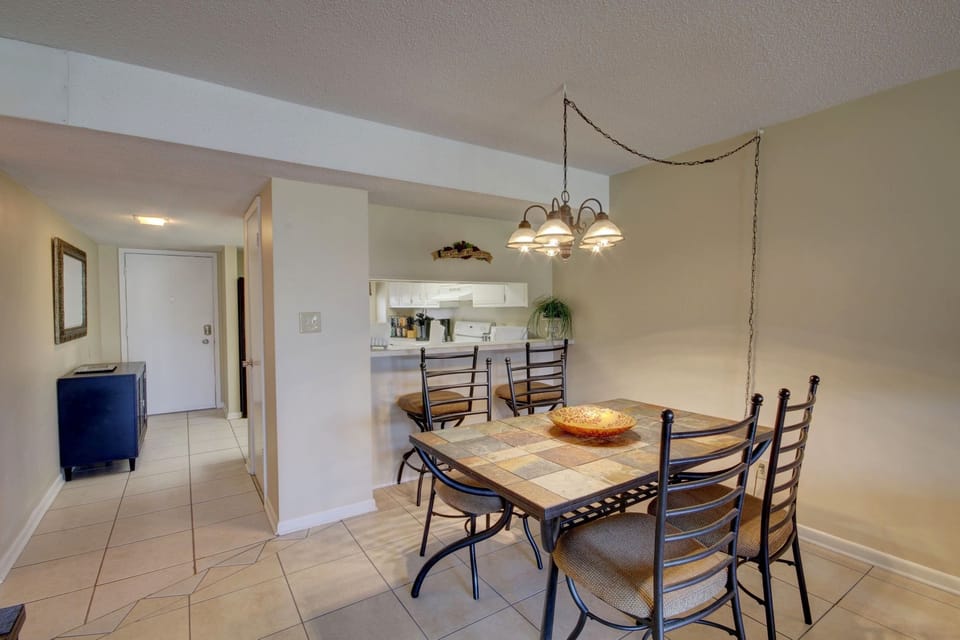 Condo, 2 Bedrooms | Dining
