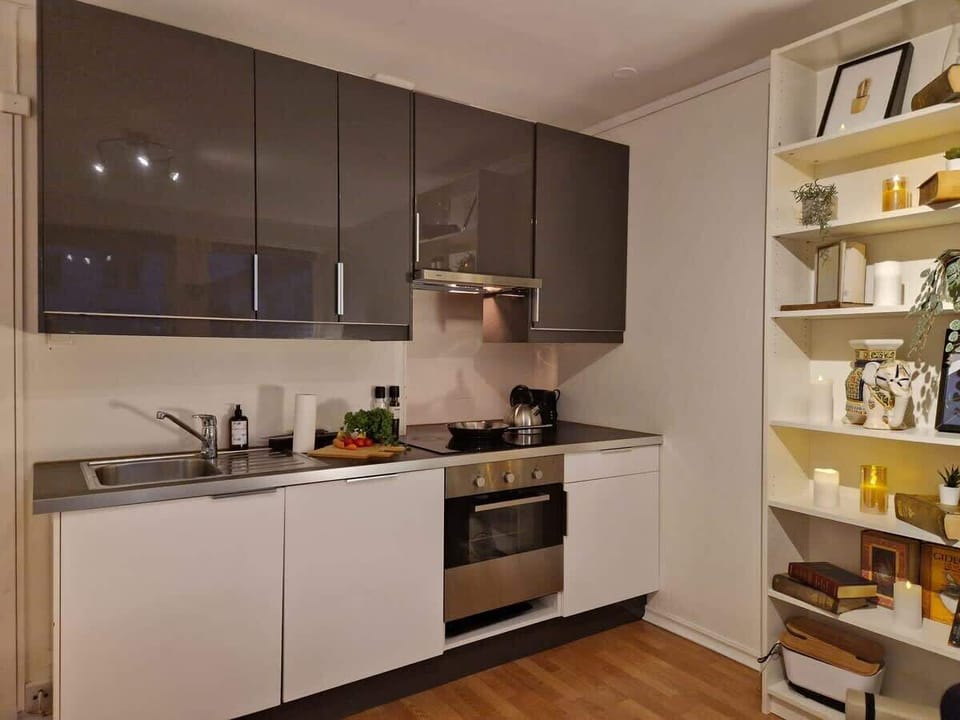 Microwave, toaster, coffee, tea, ++