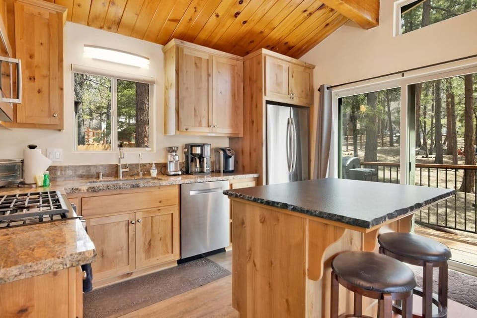 Full Kitchen - Full Kitchen - Upstairs
Keurig + Drip coffee maker
Dishwasher